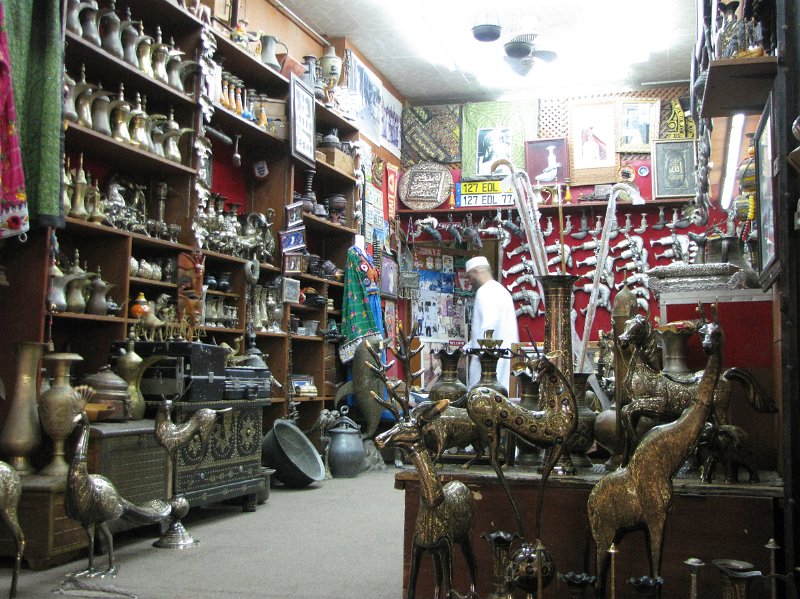 020211_muscat souq winkel.JPG - Uiteraard ook "echte" antiek voor de toeristen die hier massaal naar toe komen.